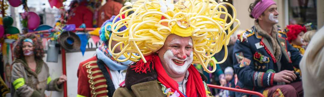 Bunter Fastnachtszug mit Clowns und einem Wagen