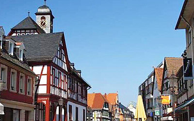 Vergrößerte Ansicht: Historisches Rathaus und Fußgängerzone mit Fachwerkhäusern in Groß-Gerau