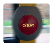 oberes Bild: roter Stop-Taster. unteres Bild: oben roter Stop-Taster, darunter blauer Stop-Taster in einem Bus