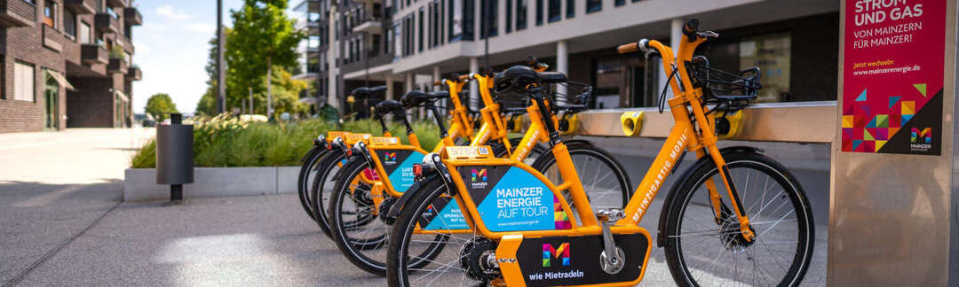 Orangene Leihfahrräder