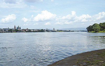 Vergrößerte Ansicht: Blick von der Mainspitze bei Gustavsburg über den Rhein auf Mainz