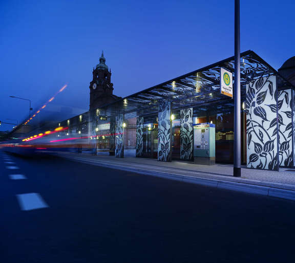 Vergrößerte Ansicht: MobilitätsInfo am Hauptbahnhof in Wiesbaden bei Nacht