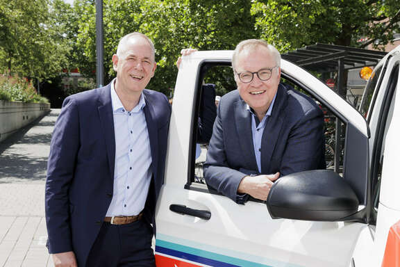 Teaser-Foto der Redner Foto der zwei Redner an einem Auto von links nach rechts: Roland Schmidt und Johannes Baron.