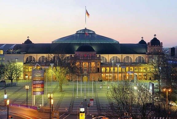 Frontansicht der Festhalle bei Abenddämmerung