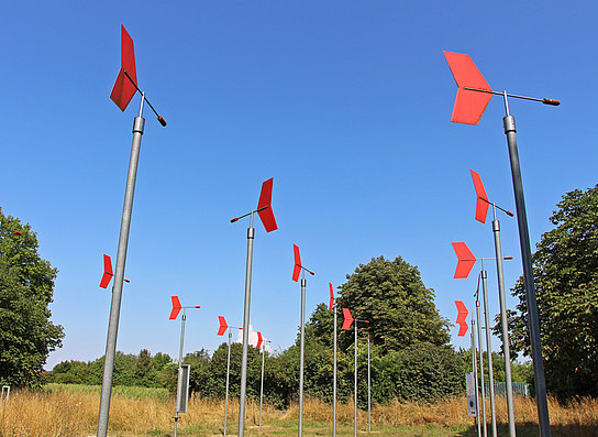 20 rote Windfahnen bestimmen permanent die Richtung des Luftstroms.