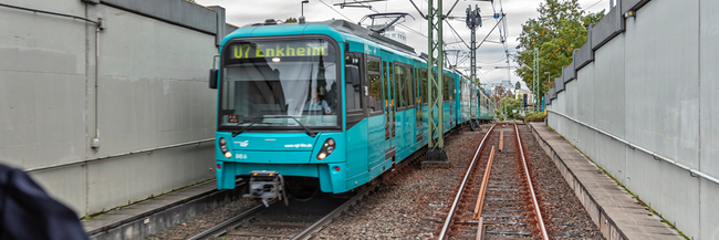 U-Bahnlinie U7 Blick aus dem Führerhaus auf das Gleisbett und eine entgegenkommende U-Bahnlinie