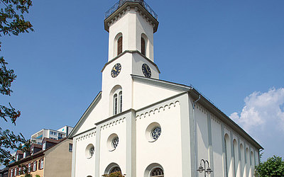 Vergrößerte Ansicht: Eine Kirche mit weißer Fassade
