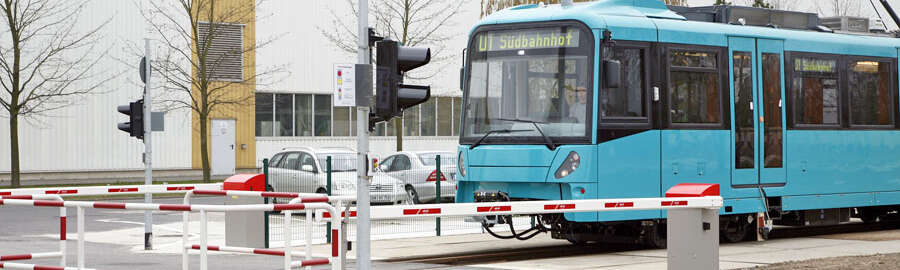 U-Bahn an einem Bahnübergang 