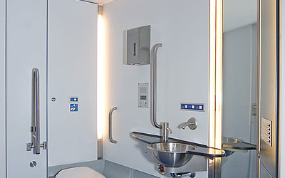 Vergrößerte Ansicht: großer Toilettenbereich in einem Zug mit Waschbecken