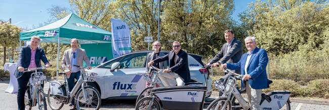 Politiker und RMV-Vorstand mit E-Fahrrädern und Elektroautos vom Sharing-Anbieter flux.
