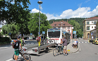 Vergrößerte Ansicht: Beim Einladen des Fahrradanhängers