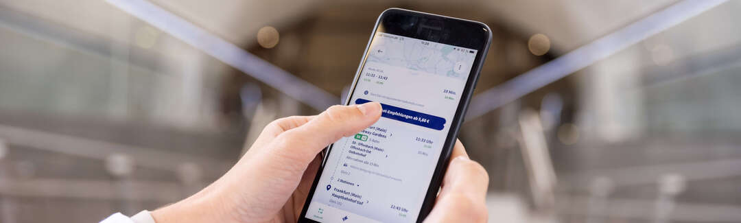 Hände halten Handy in einem Tunnel