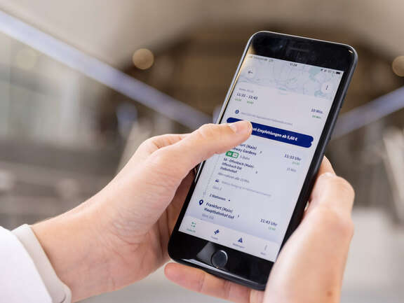 RMVgo Hände halten Handy in einem Tunnel