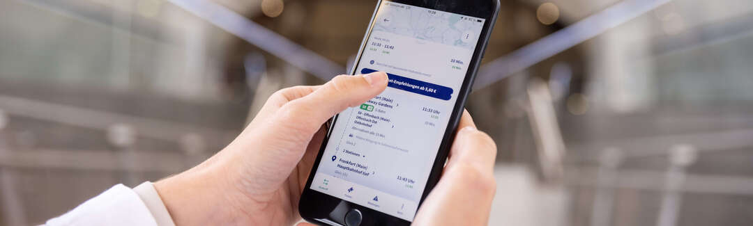 Hände halten Handy in einem Tunnel