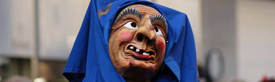 Eine Hexe bei der Straßenfastnacht