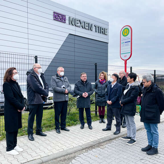 Teilnehmende der Pressekonferenz an der Bushaltestelle "Lise-Meitner-Straße": Johannes Baron, Aufsichtsratsvorsitzender der MTV und Verkehrsdezernent des MTK, Kelkheimer Bürgermeister Albrecht Kündiger, Rainer Brestel, Vorsitzender der Vereinigung Kelkheimer Selbständiger e.V., drei Unternehmensvertreter von NEXEN TIRE und Birgit Hartmann, Prokuristin der MTV. 