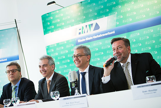 PK Krebs Feldmann Al-Wazir Ringat Ulrich Krebs, Landrat des Hochtaunuskreises und Stv. Aufsichtsratsvorsitzender des RMV; Peter Feldmann, Oberbürgermeister der Stadt Frankfurt am Main; Tarek Al-Wazir, Stv. Ministerpräsident des Landes Hessen; Prof. Knut Ringat, Geschäftsführer und Sprecher der Geschäftsführung des RMV