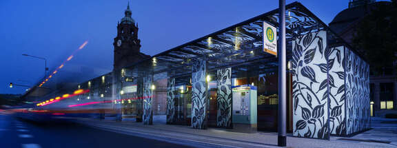 MobilitätsInfo am Hauptbahnhof in Wiesbaden bei Nacht