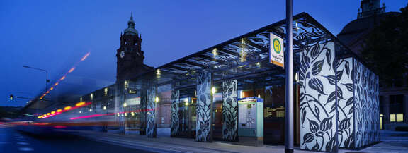 Vergrößerte Ansicht: MobilitätsInfo am Hauptbahnhof in Wiesbaden bei Nacht