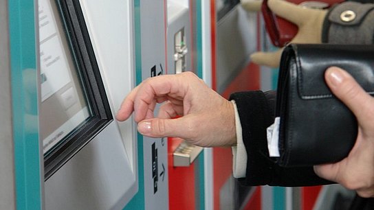 Seitlicher Blick auf Fahrkartenautomat