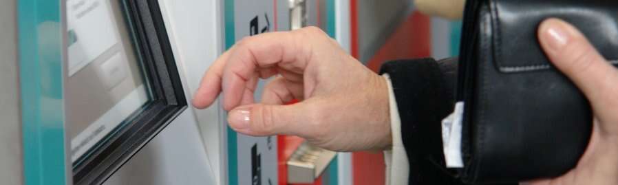 Seitlicher Blick auf Fahrkartenautomat