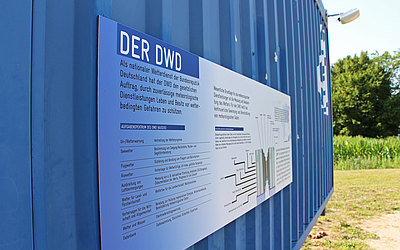 Vergrößerte Ansicht: Schild an einem Container mit Überschrift: Der DWD