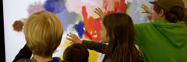 Kinder betasten ein modernes Gemälde.