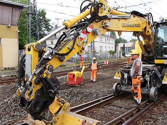 Wenn der alte Schotter abgezogen ist, wird der Schotter mit der Rüttelmaschine verdichtet. Danach kann das Gleis neu aufgebaut werden.