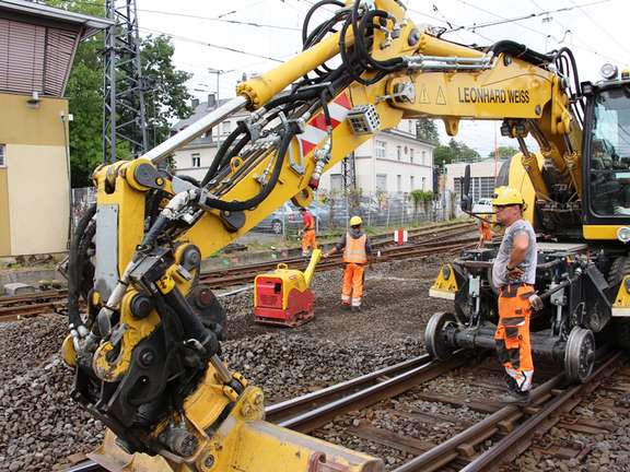 Gelbe Rüttelmaschine auf der Baustelle