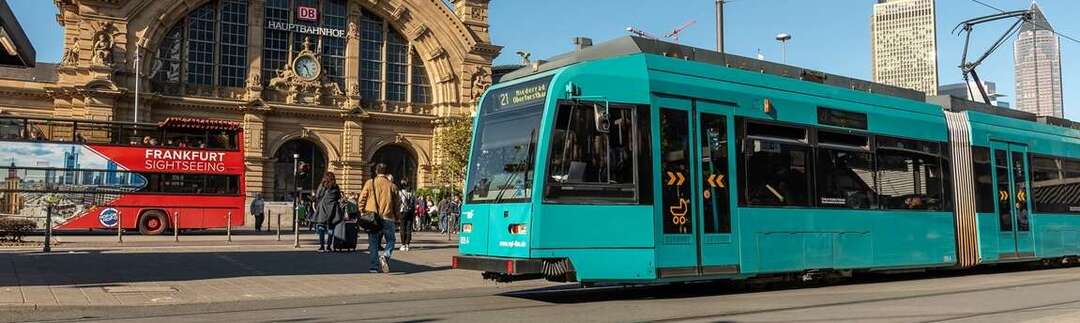 Straßenbahn vor dem Hauptbahnhof Frankfurt