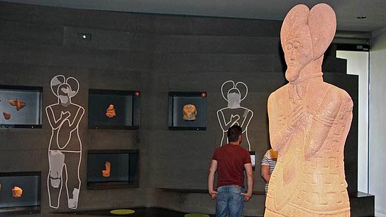 Die Fürstenstatue und weitere Statuenfragmente