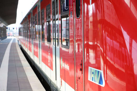 Saubere S-Bahn steht am Bahnsteig