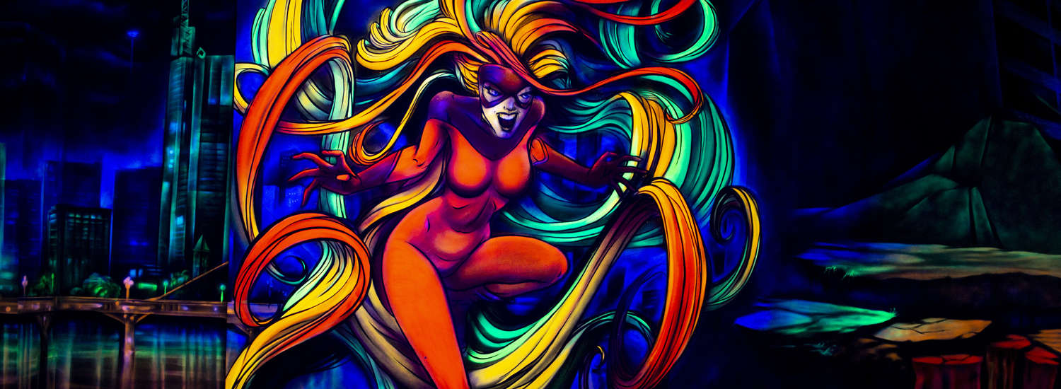 Bunte Lichtskulptur: Frau umrahmt von verschiedenfarbigen Haarsträhnen