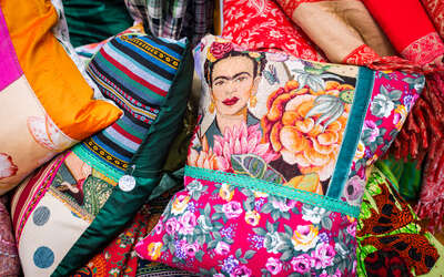bunte Kissenbezüge mit dem Bild der Malerin Frida Kahlo
