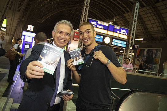 Rabattaktion Nachtschwärmer RMV-Aufsichtsratsvorsitzender und Oberbürgermeister Frankfurts, Peter Feldmann, verteilt am Frankfurter Hauptbahnhof Coupons zum RMV-Nacht-Rabatt an Fahrgäste
