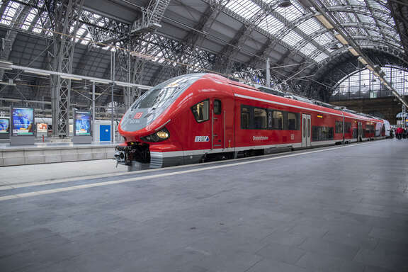 Pesa-Fahrzeug Pesa-Fahrzeug steht in einem Bahnhof