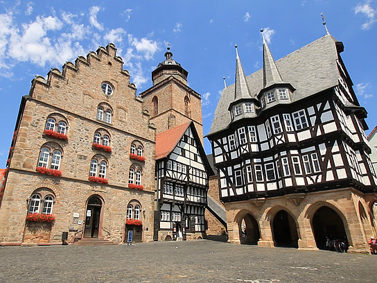 Weinhaus und Rathaus auf dem Marktplatz