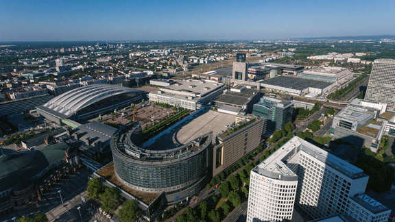 Vergrößerte Ansicht: Messeturm und Torhaus aus der Ferne