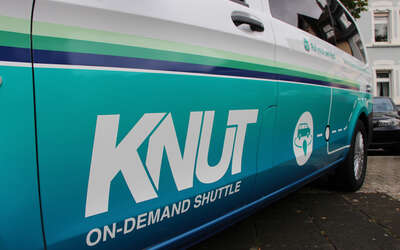 Seitenansicht Elektro-Shuttle mit Schrift: KNUT On-Demand-Shuttle