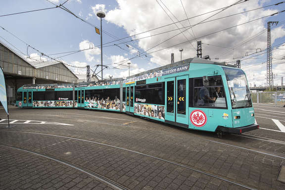 Pokalsieger-Straßenbahn Eintracht Straßenbahn fährt aus dem Depot
