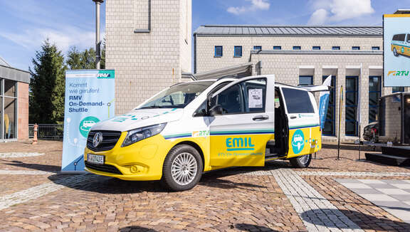 Das On-Demand-Shuttle der Stadt Taunusstein, das EMIL heißt, ist zu sehen