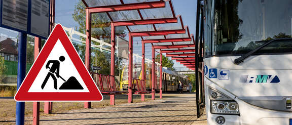 VGO Bus an Haltestelle mit Zug im Hintergrund