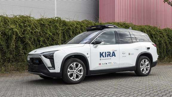 Weißer SUV mit KIRA-Schriftzug auf der Vordertür und Sensoren auf dem Dach