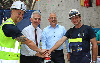 Frankfurts Oberbürgermeister Peter Feldmann und hessische Verkehrsminister Tarek Al-Wazir beim symbolischen Startknopfdrücken.