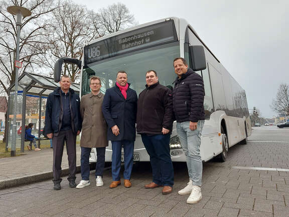 Linie V86 Klein-Welzheim – Mainhausen - Babenhausen Mehrere Männer stehen vor einem Bus.