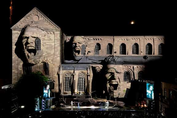 Bühne vor dem Wormser Dom bei Nacht.