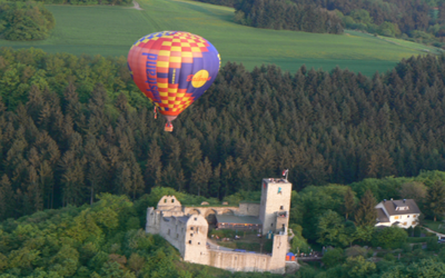 Burgruine Freienfels mit Heißluftballon