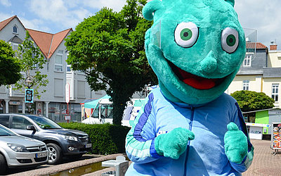 Vergrößerte Ansicht: Mensch in einem flauschigen BuBa Kostüm