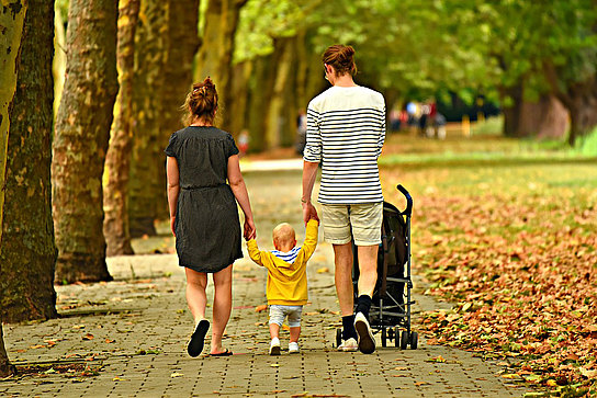 Familie mit Kind und Kinderwagen