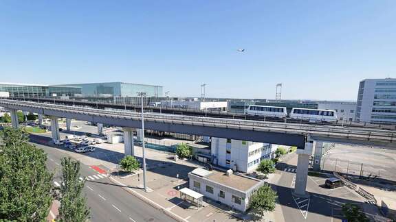 Trasse zum Terminal 3 der Sky Line-Bahn.